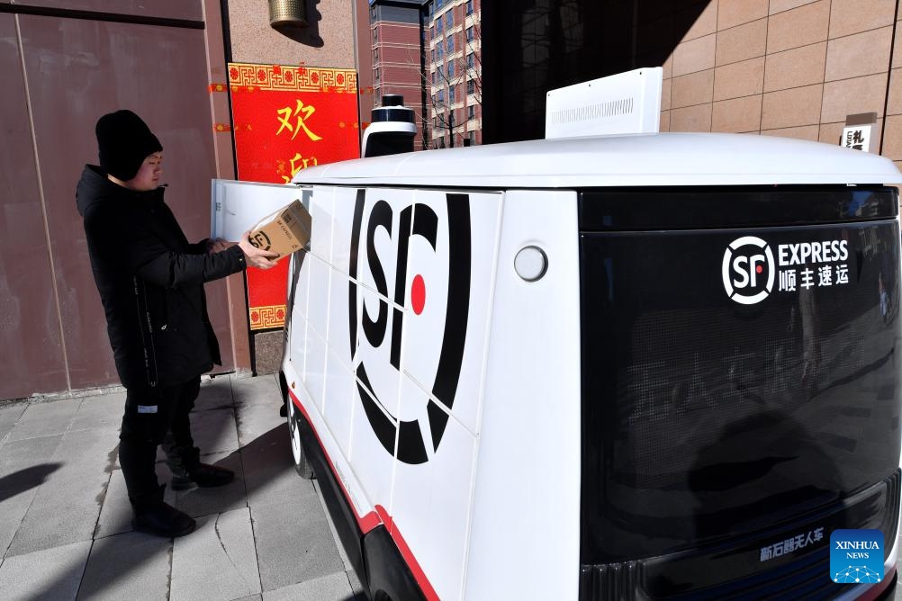Unmanned delivery vehicles put into operation in N China's Xiong'an New