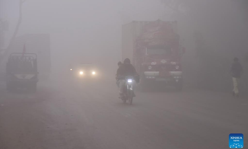 Vehicles move on a road in heavy fog in northwest Pakistan's Peshawar on Jan. 23, 2024.(Photo: Xinhua)