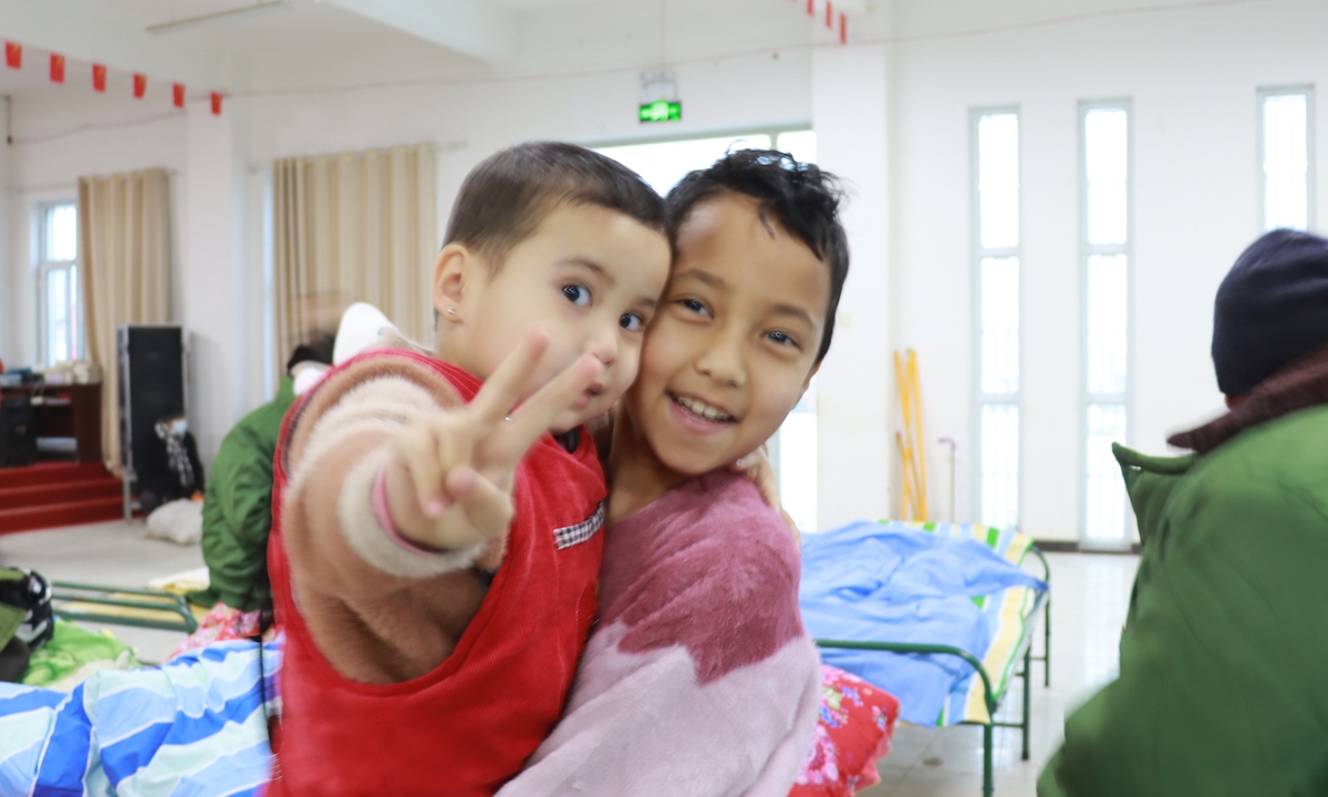An earthquake-affected child forms the victory sign in a relocation site in Wushi County, Xinjiang, on January 23, 2024. Photo: Courtesy of Aksu prefectural government