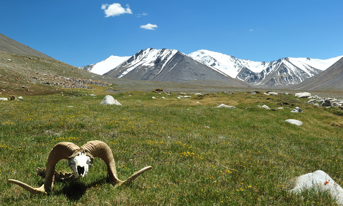 A scenic spot close to the Pamir Plateau 
Author Hou Yangfang
A copy of  the book <em>This is the Silk Road</em> Photos: Courtesy of Song Lai 
