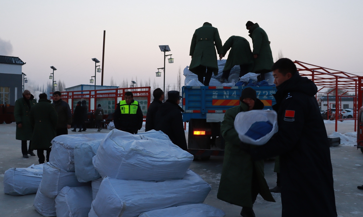 Rescuers and volunteers carry tents for earthquake-affected residents in the Kirgiz township, Wushi County, Xinjiang, on January 23, 2024. Photo: Courtesy of Aksu prefectural government