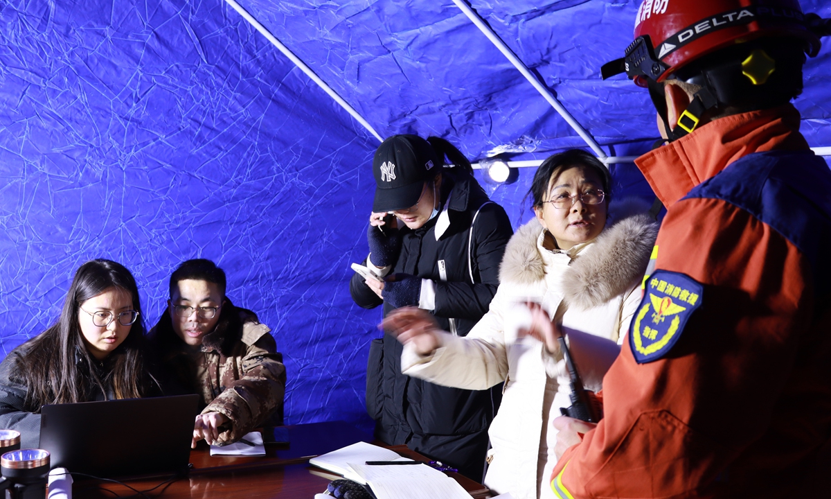 Governmental staff, People's Liberation Army soldiers and rescuers work at the site of the earthquake in Wushi, Xinjiang, on January 23, 2024. Photo: Courtesy of Aksu prefectural government