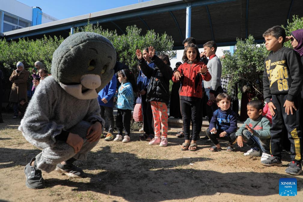 Children take part in activities organized by local volunteers at a school in the southern Gaza Strip city of Rafah, Jan. 24, 2024.(Photo: Xinhua)