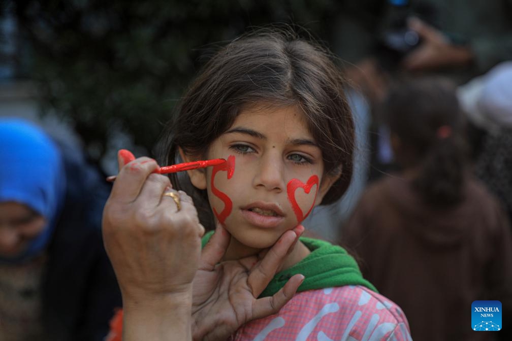A girl takes part in activities organized by local volunteers at a school in the southern Gaza Strip city of Rafah, Jan. 24, 2024.(Photo: Xinhua)