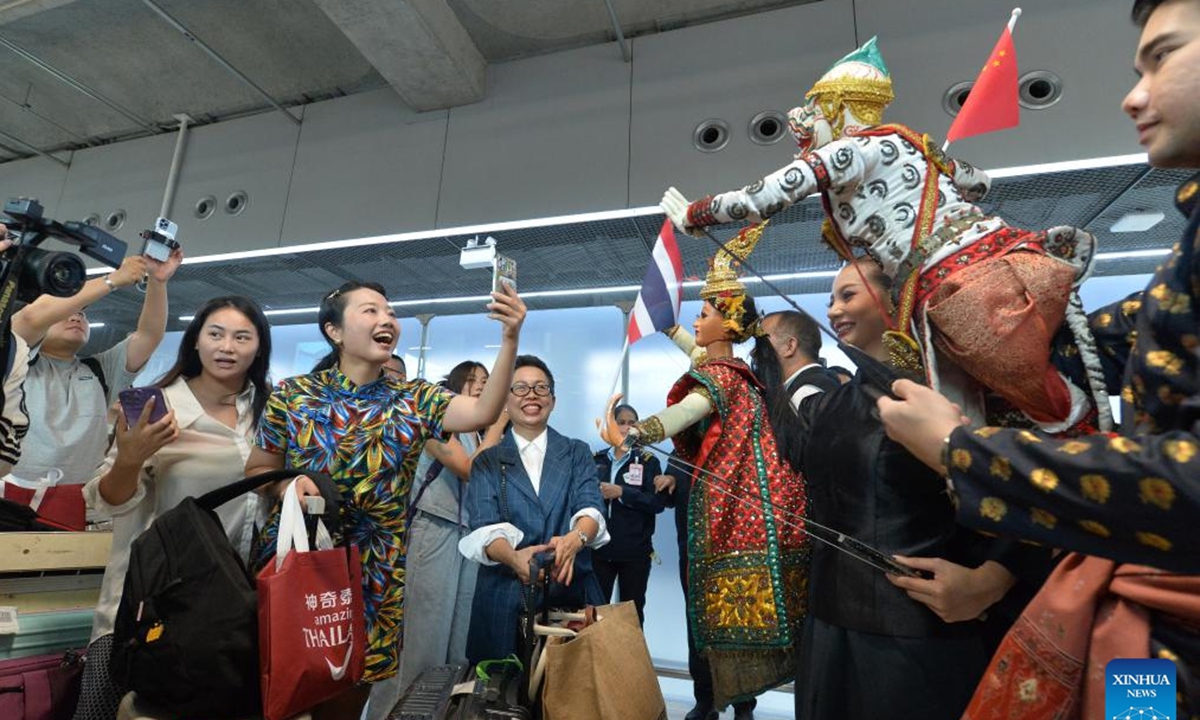 Staff members welcome Chinese tourists at Suvarnabhumi airport in Bangkok, Thailand, Sept. 25, 2023. Thailand extended a warm welcome to the first batch of visa-exempt flights from China on Monday, marking the launch of the nation's fresh initiative to reinvigorate its Chinese tourist market. (Photo: Xinhua)