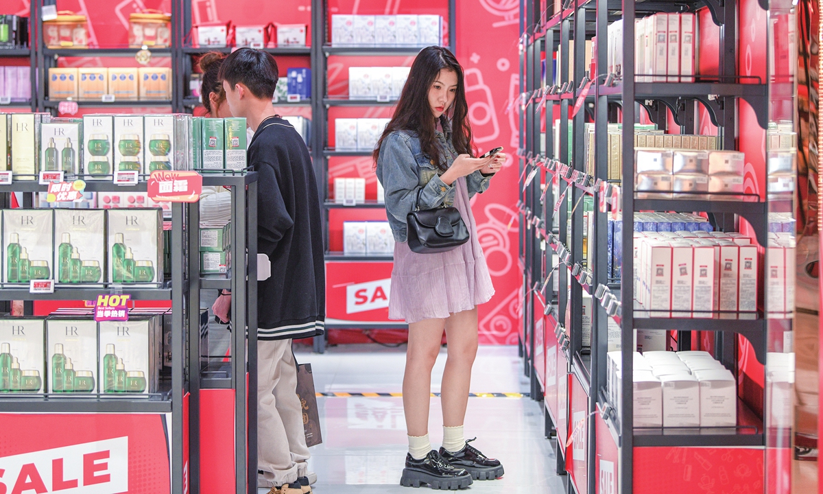 Customers choose luxury products at a duty-free store in Haikou, South China's Hainan Province on January 14, 2024. Photo: VCG