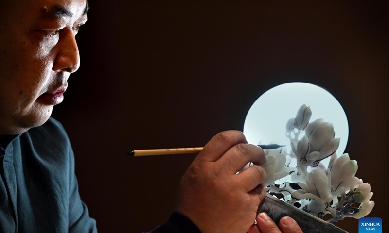 Liu Xiaoqiang conceives his next moves on an unfinished work at his studio in Zhenping County of Nanyang City, central China's Henan Province, Jan. 23, 2024.(Xinhua/Li An)