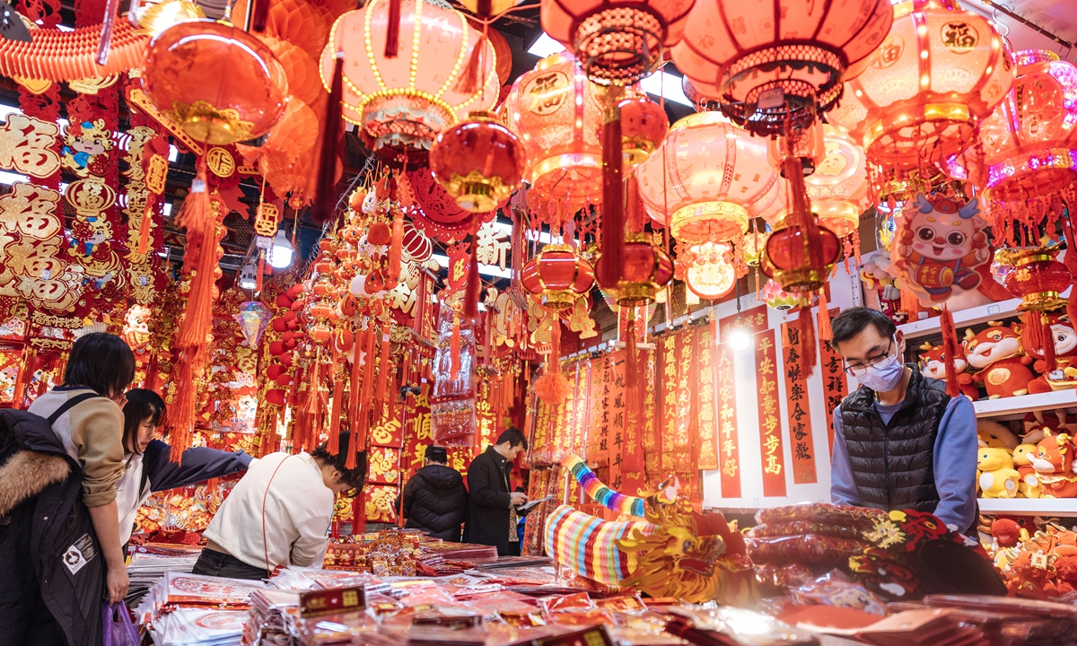 Amid a lively and vibrant atmosphere filled with red colors, residents shop for Chinese New Year goods in a shopping mall in Beijing's Fengtai district, before the arrival of the Spring Festival, which falls on February 10 this year. Photo: Li Hao/GT