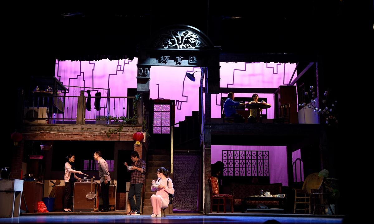 A scene from Shanghai-dialect play <em>Hui Xian Fang</em> Photo: Courtesy of Shanghai Modern Theatre