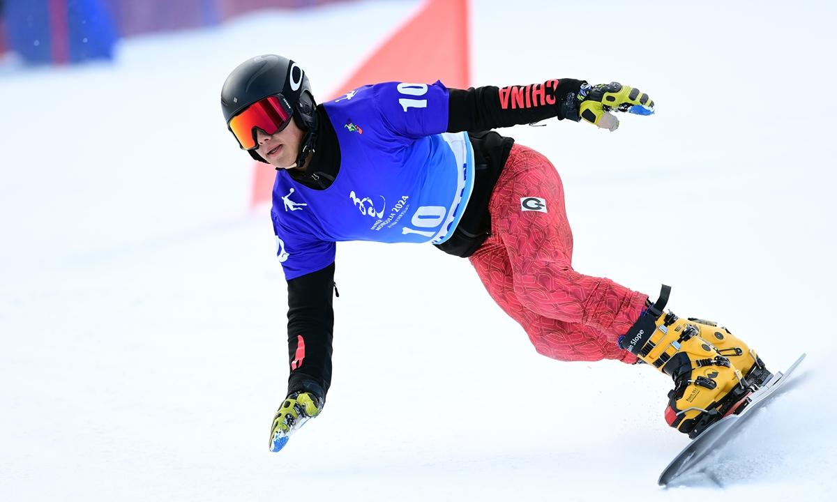 An athlete competes in the snowboard competition preliminary round at the National Winter Games on January 25, 2024. Photo: VCG