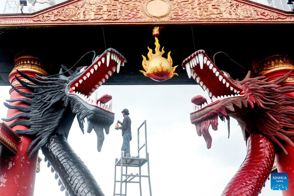 Workers repaint dragon statues in preparation for the upcoming Chinese Lunar New Year of the Dragon at a temple in Surabaya, East Java, Indonesia, on Jan. 29, 2024.(Photo: Xinhua)