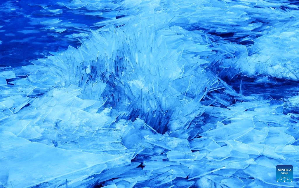 This photo taken on Jan. 29, 2024 shows piled-up ice on the Mapam Yumco Lake in Burang County of Ngari Prefecture, southwest China's Xizang Autonomous Region. Located on an altitude of 4,588 meters, the Mapam Yumco Lake is considered one of the three sacred lakes in Xizang.(Photo: Xinhua)