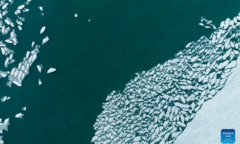 This aerial drone photo taken on Jan. 29, 2024 shows winter scenery of the Mapam Yumco Lake in Burang County of Ngari Prefecture, southwest China's Xizang Autonomous Region. Located on an altitude of 4,588 meters, the Mapam Yumco Lake is considered one of the three sacred lakes in Xizang.(Photo: Xinhua)