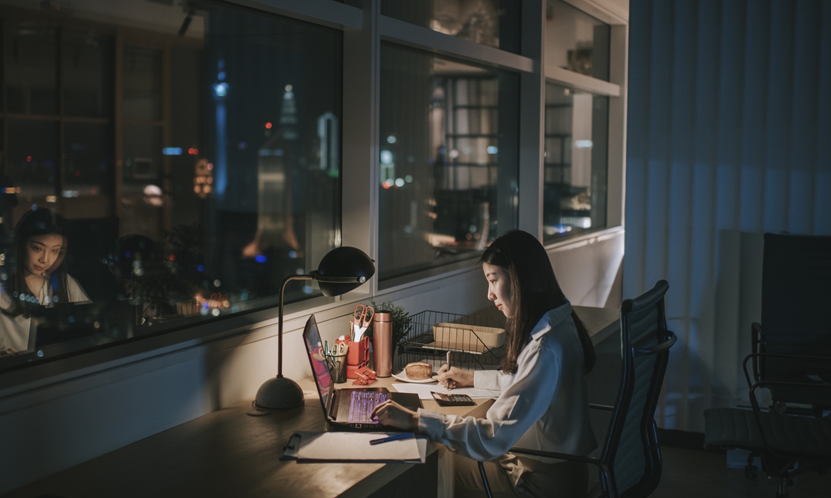 Work overtime Photo: VCG