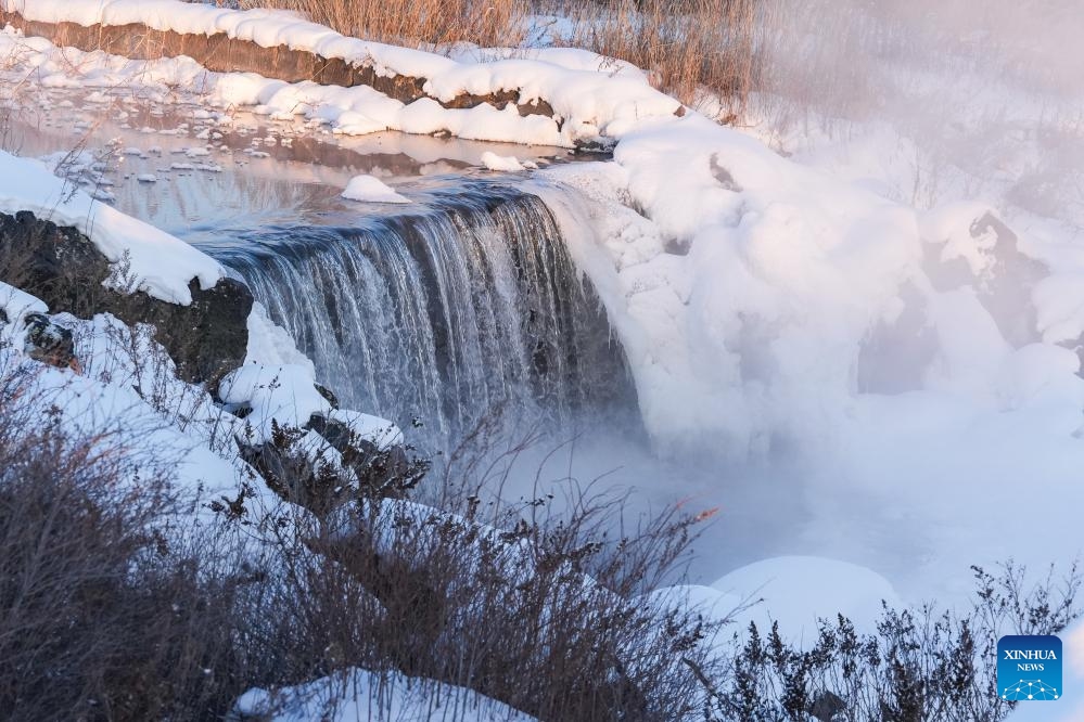This photo taken on Jan. 29, 2024 shows a view of the Wudalianchi Geopark in Heihe, northeast China's Heilongjiang Province. The Wudalianchi Geopark features 14 volcanoes and five major volcanic barrier lakes. The geopark boasts a complete set of volcanic landforms, making it a natural volcano museum.(Photo: Xinhua)