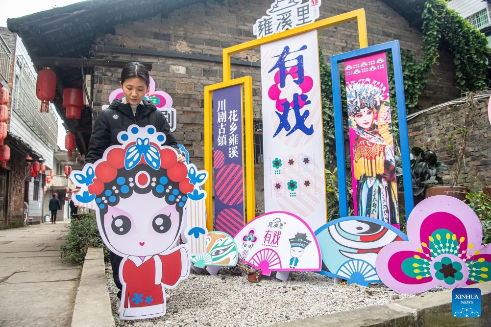 A local resident prepares decorations in Yongxi ancient town in Dazu District of southwest China's Chongqing Municipality, Jan. 30, 2024. Decorations have been set up in the town to celebrate the upcoming Chinese Lunar New Year, or the Spring Festival.(Photo: Xinhua)