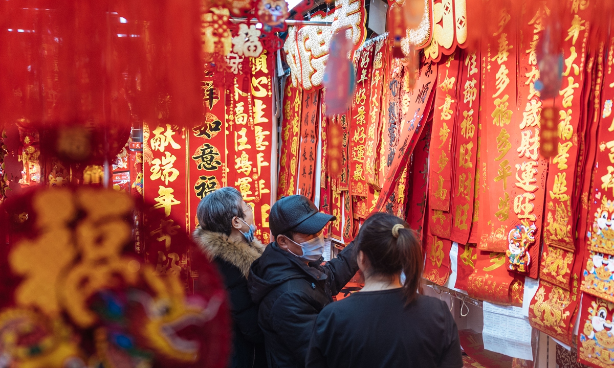Beijing residents purchase New Year goods and prepare for the holiday at a trade market in Fengtai District, on January 28, 2024. Dragon-shaped decorations as well as Red lanterns and couplets with the Chinese character <em>fu</em> are in high demand. Photo: Li Hao/GT