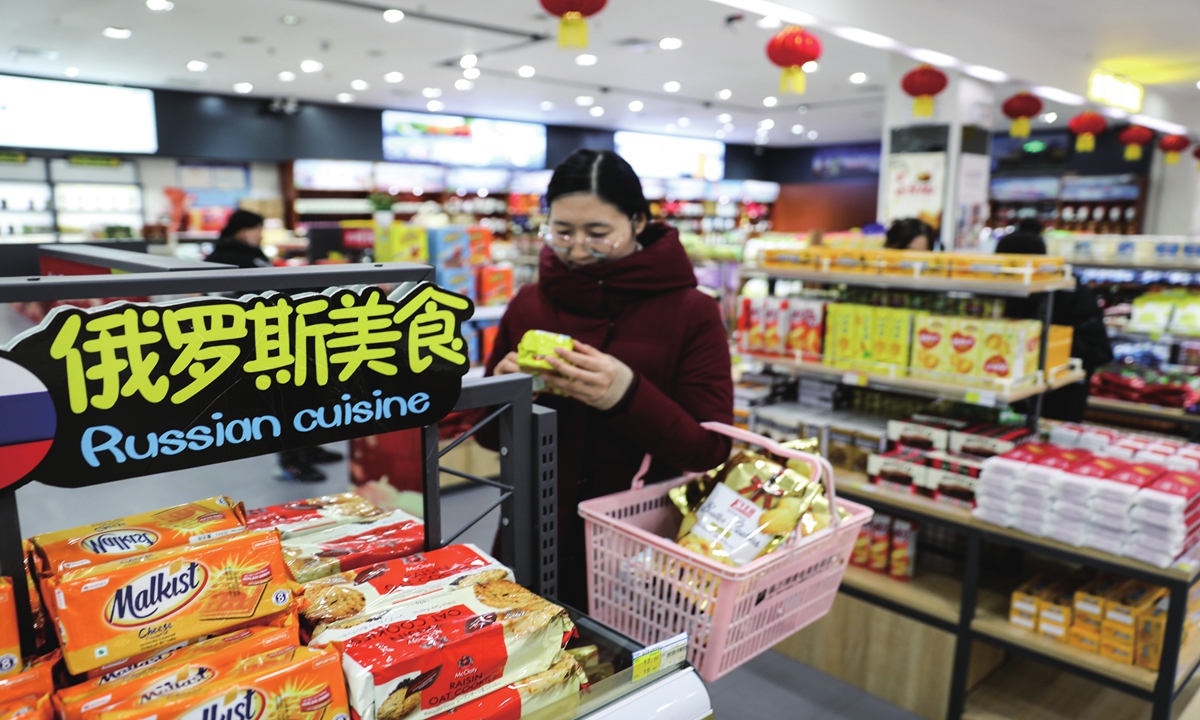 A customer selects an imported snack on January 23, 2024.from Russia at a duty free shop in Linyi, East China's Shandong Province. Photo: VCG