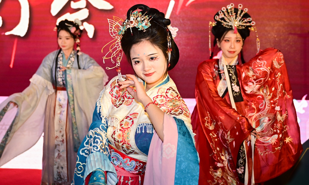 Dancers wear <em>han</em><em>fu</em>, the traditional clothing of the Han ethnic group, at the Yuyuan Garden Lantern Show held in Rudong, East China's Jiangsu Province, on January 28, 2024. Photo: VCG