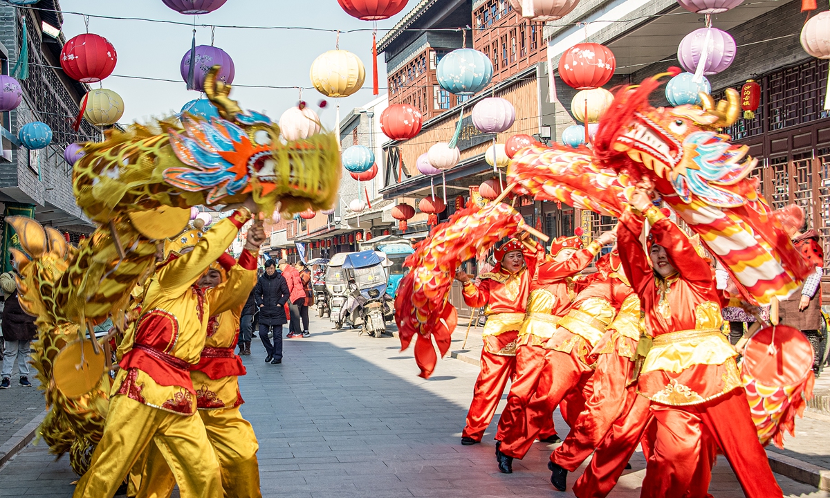 People perform dragon dance for tourists in the Xinghua County, the city of Taizhou, East China's Jiangsu Province, on January 28, 2024. Photo: VCG