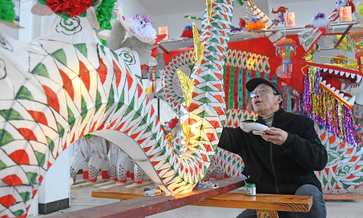 Country artist Lü Ruqiang paints a paper dragon in the <em>Ans</em><em>han</em> village in the Xianju County, East China's Zhejiang, on January 29, 2024. Photo: VCG
