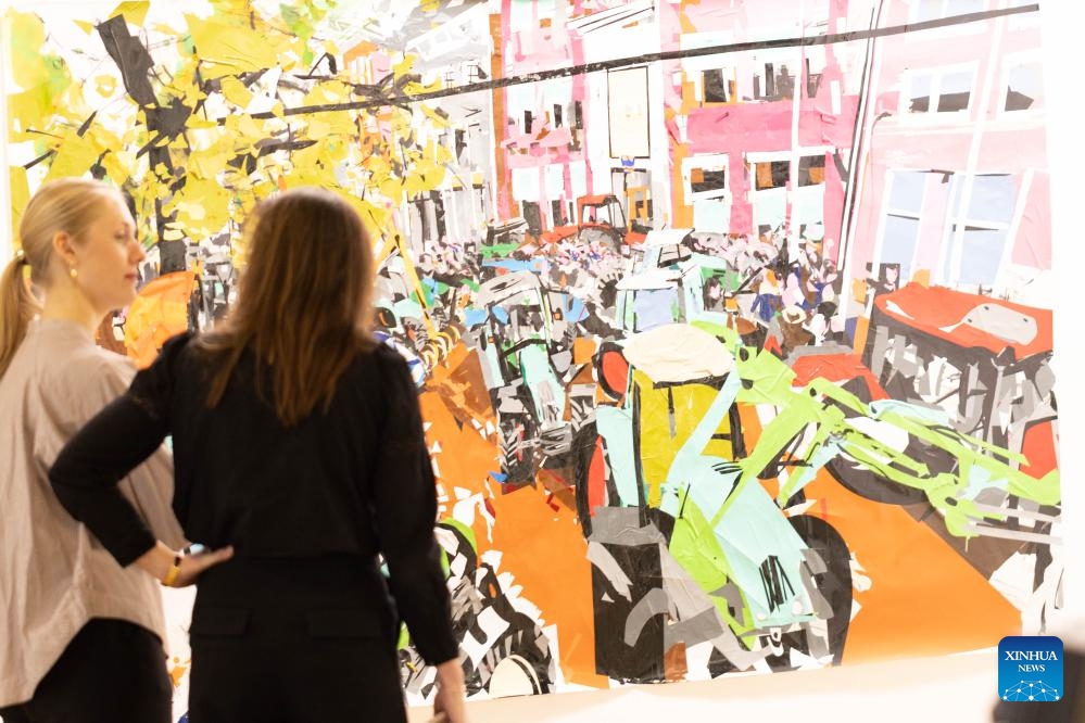 Visitors view an artwork at Art Rotterdam, the annual international contemporary art fair, in Rotterdam, the Netherlands, on Jan. 31, 2024.(Photo: Xinhua)