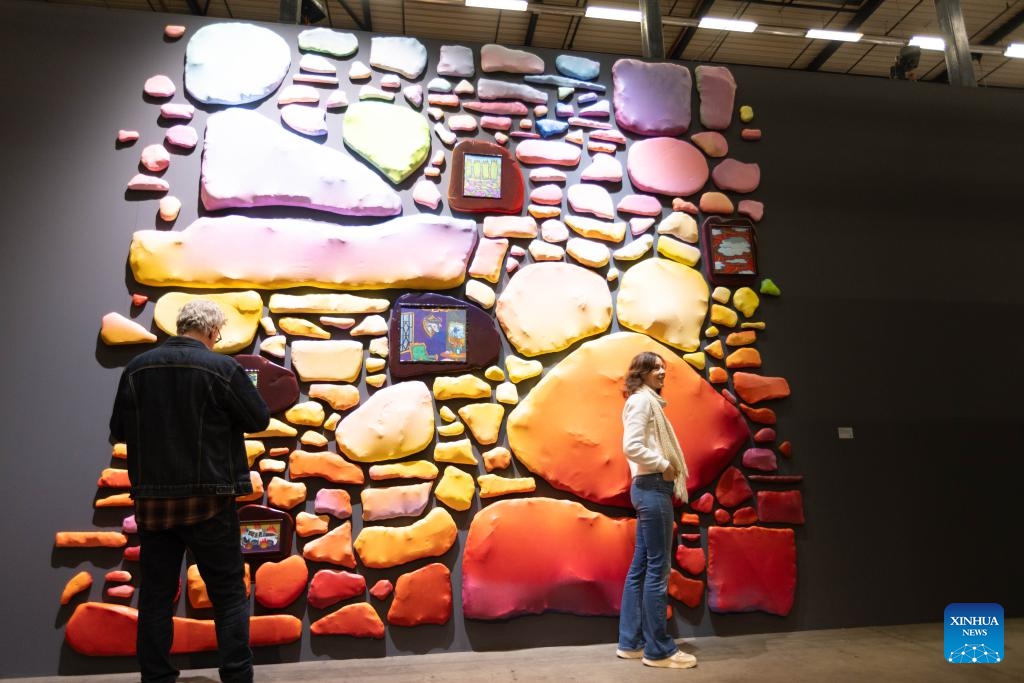 Visitors stand in front of an artwork at Art Rotterdam, the annual international contemporary art fair, in Rotterdam, the Netherlands, on Jan. 31, 2024.(Photo: Xinhua)