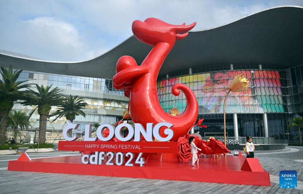 A dragon-themed sculpture is pictured at Haikou International Duty Free City in Haikou, south China's Hainan Province, Feb. 1, 2024. Various kinds of dragon-themed decorations and products are seen at the duty-free malls in Haikou as the 2024 Chinese Lunar New Year, the Year of the Dragon, is coming.(Photo: Xinhua)