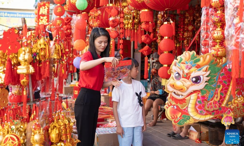 Customers select Spring Festival decorations at a local market in Vientiane, capital of Laos, Feb. 1, 2024.(Photo: Xinhua)