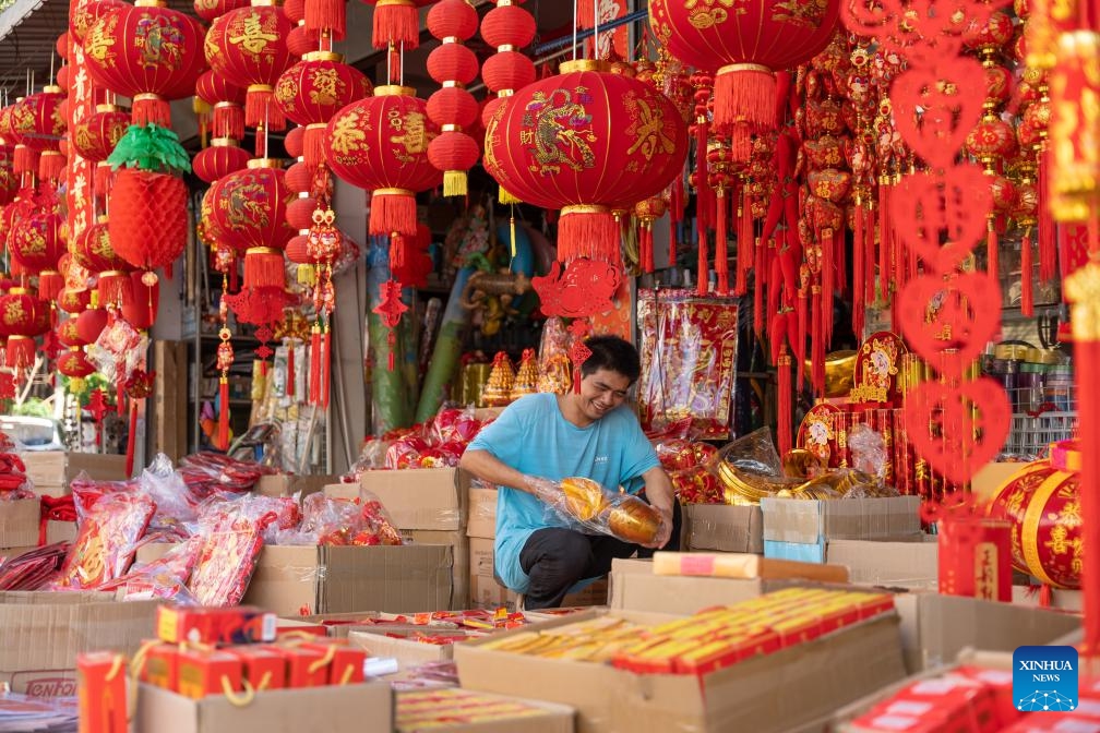 Spring Festival decorations are on sale at a local market in Vientiane, capital of Laos, Feb. 1, 2024.(Photo: Xinhua)