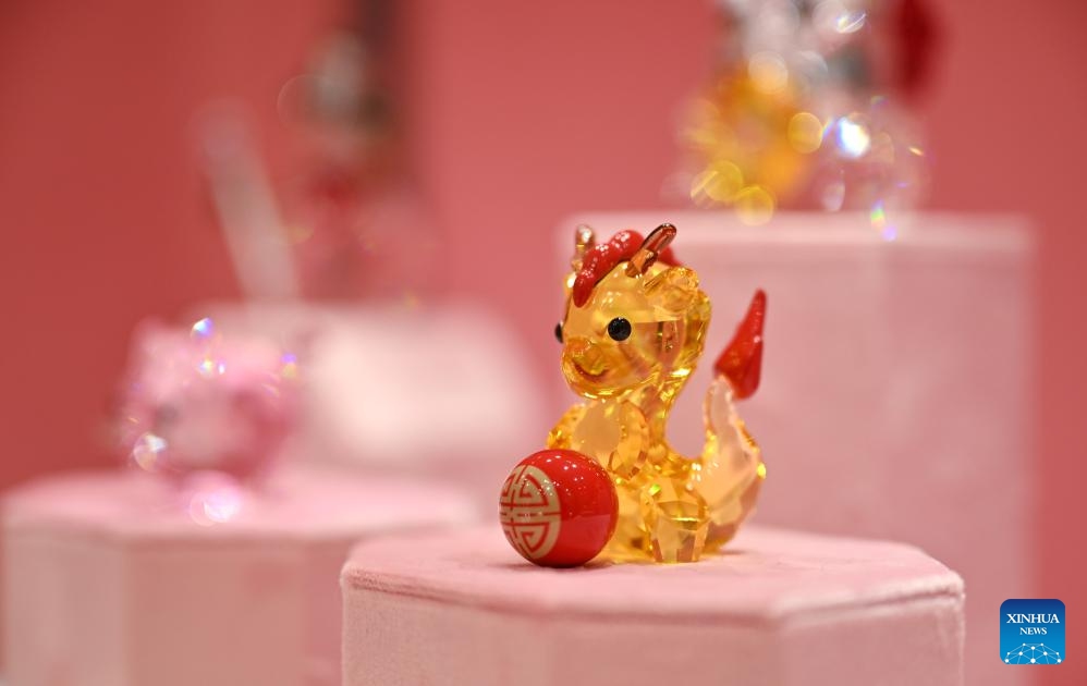 A dragon-themed ornament is pictured at Haikou Riyue Plaza Duty Free Shop in Haikou, south China's Hainan Province, Jan. 27, 2024. Various kinds of dragon-themed decorations and products are seen at the duty-free malls in Haikou as the 2024 Chinese Lunar New Year, the Year of the Dragon, is coming.(Photo: Xinhua)