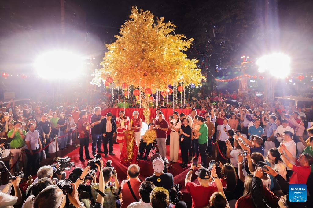 People gather to witness the ceremonial lighting of the prosperity tree to celebrate the upcoming Chinese Lunar New Year at Chinatown in Manila, the Philippines, on Feb. 1, 2024.(Photo: Xinhua)
