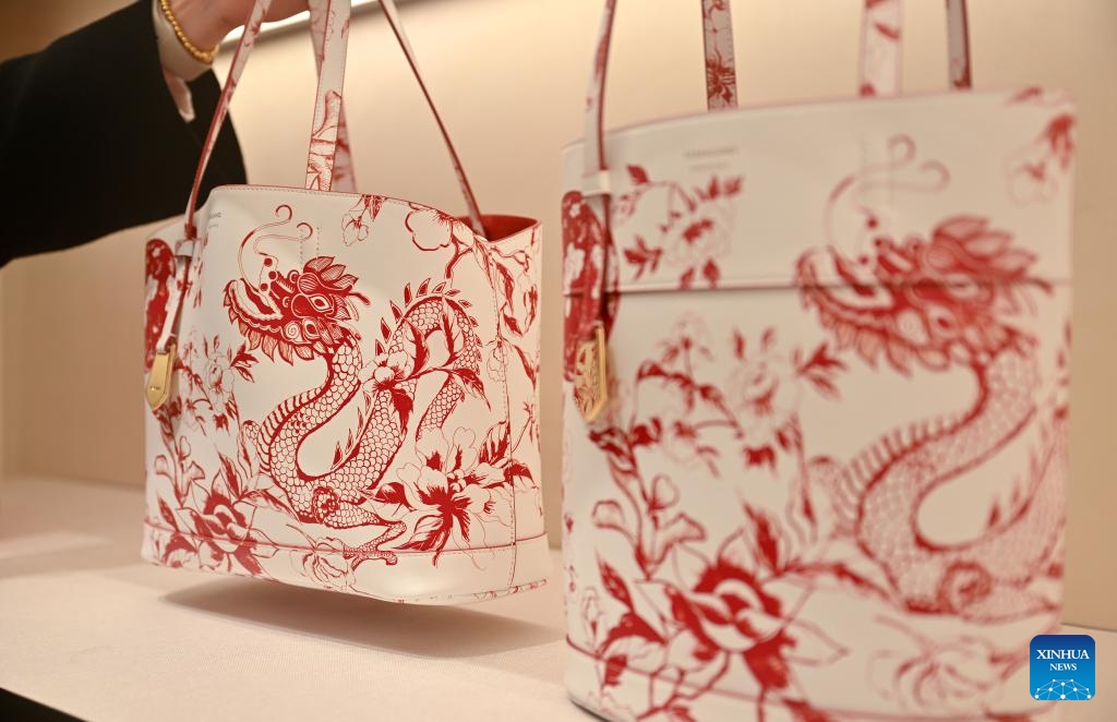 Dragon-themed handbags are pictured at Haikou International Duty Free City in Haikou, south China's Hainan Province, Feb. 1, 2024. Various kinds of dragon-themed decorations and products are seen at the duty-free malls in Haikou as the 2024 Chinese Lunar New Year, the Year of the Dragon, is coming.(Photo: Xinhua)