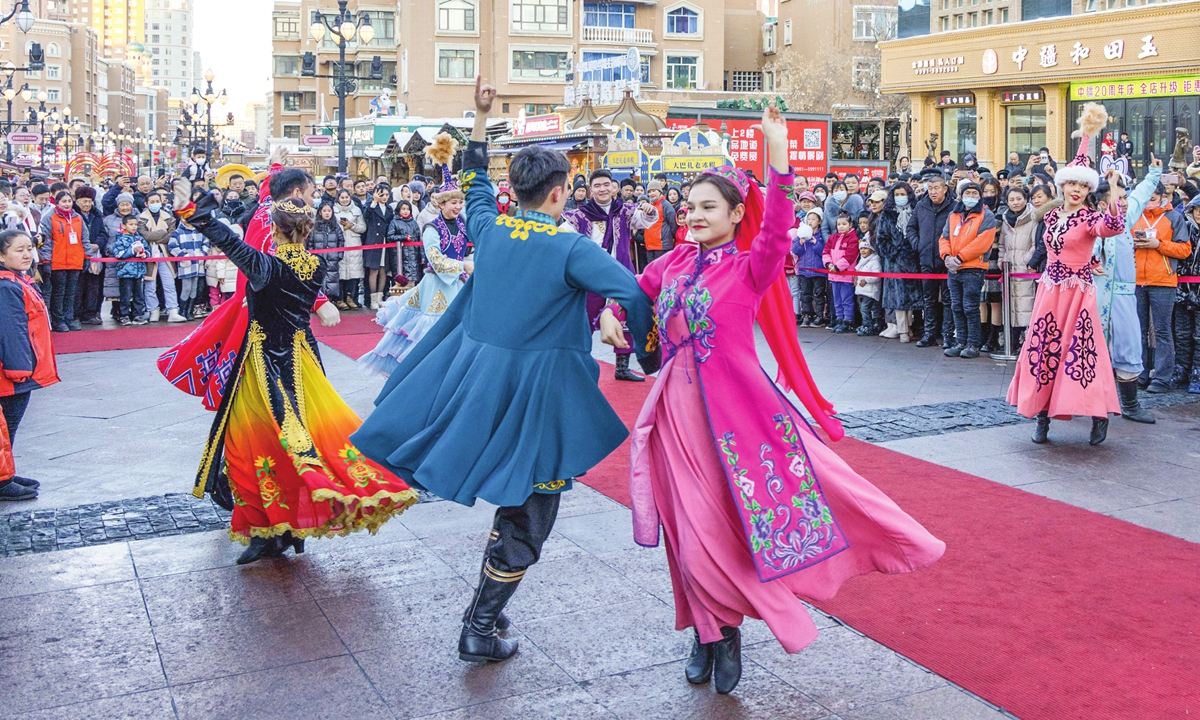 Dancers perform for tourists in Urumqi, Northwest China's Xinjiang Uygur Autonomous Region on January 1, 2024. Photo: VCG