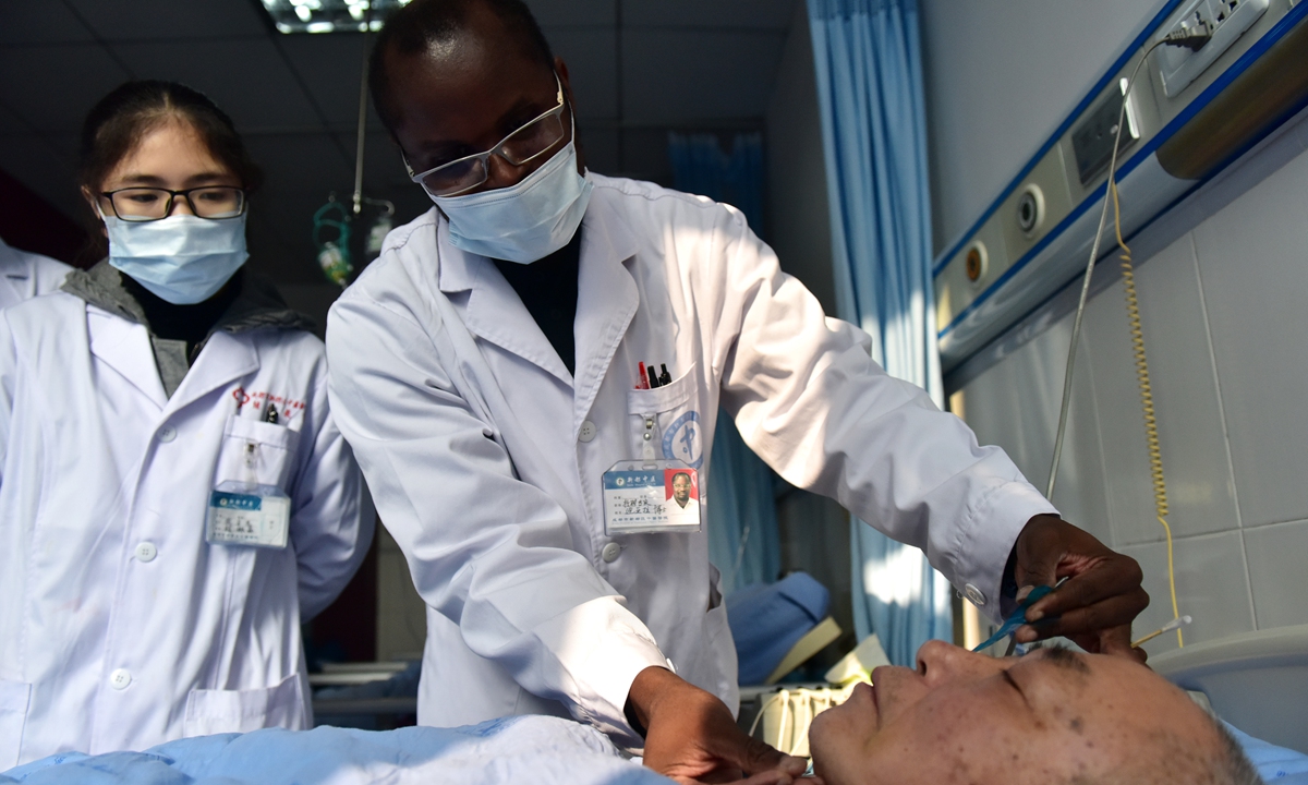 Diarra Boubacar (center) performs acupuncture on a patient together with his satudent (left) at a traditional Chinese medicine hospital in Chengdu, Southwest China's Sichuan Province, on November 14, 2016. Photo: VCG