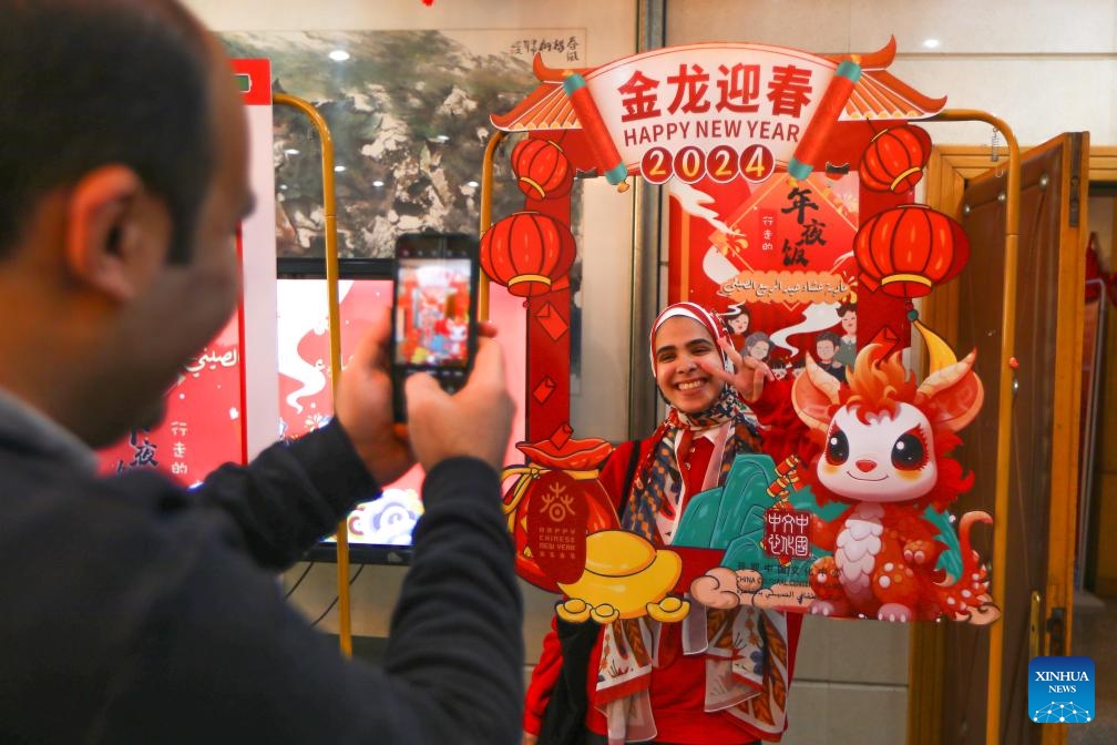 A visitor poses for photos during a celebration to mark the upcoming Chinese Lunar New Year in Cairo, Egypt, Feb. 3, 2024. The event, sponsored by the China Cultural Center in Cairo, was attended by about 80 participants from seven Egyptian provinces.(Photo: Xinhua)
