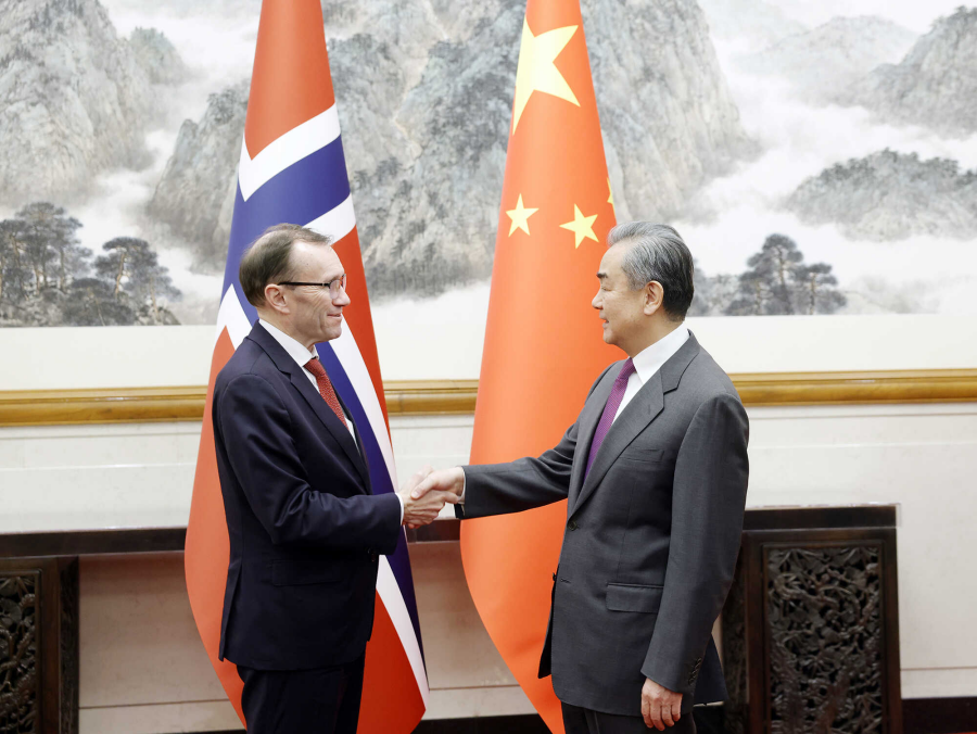 Chinese Foreign Minister Wang Yi (right) meets with Minister of Foreign Affairs of Norway Espen Barth Eide in Beijing on February 5, 2024. Photo: fmprc.gov.cn