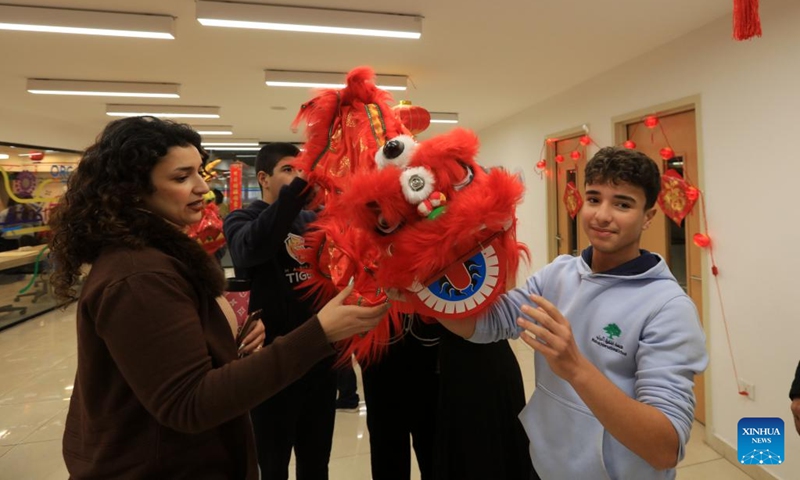 Students from a local school try lion dance during a cultural event to celebrate the upcoming Chinese Lunar New Year in Amman, Jordan, Feb. 4, 2024.(Photo: Xinhua)