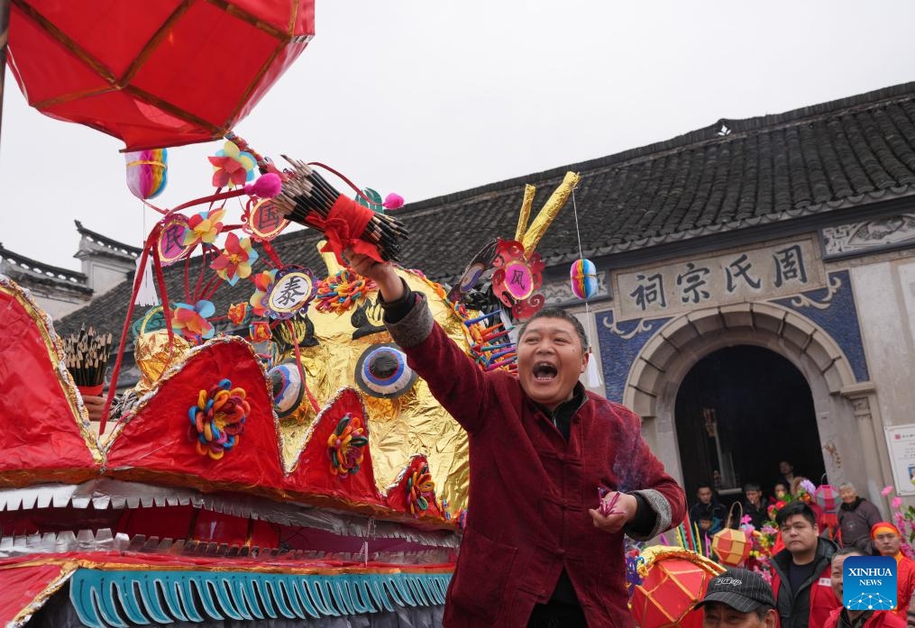 A man presides over a blessing ceremony in front of the Ancestral Hall of the Zhou family in Fengjiangzhou Village of Zhuji City, east China's Zhejiang Province, Feb. 5, 2024. The lantern dragon dance, a local traditional custom, was staged here on Monday in celebration of the upcoming Chinese Spring Festival.(Photo: Xinhua)