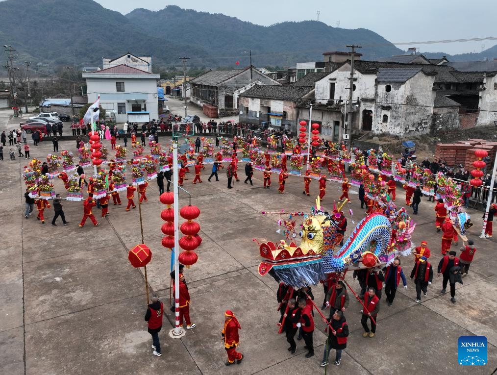An aerial drone photo taken on Feb. 5, 2024 shows actors performing lantern dragon dance at a square in Fengjiangzhou Village of Zhuji City, east China's Zhejiang Province. The lantern dragon dance, a local traditional custom, was staged here on Monday in celebration of the upcoming Chinese Spring Festival.(Photo: Xinhua)