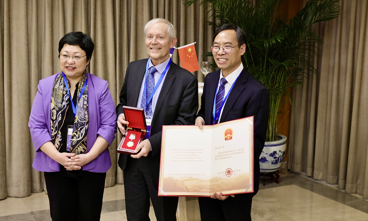 French expert Yvon Le Maho (center) displays the Chinese Government Friendship Award medal on February 5, 2024. Photo: Deng Xiaoci/GT