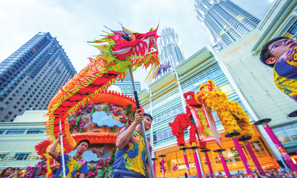 People perform Chinese dragon dance in Kuala Lumpur, Malaysia on January 18, 2024. Photo: VCG