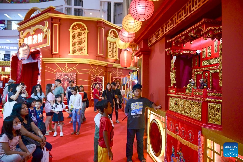 People watch a puppet show known as wayang potehi to greet the upcoming Chinese New Year at Mal Ciputra in Jakarta, Indonesia, Feb. 3, 2024.(Photo: Xinhua)