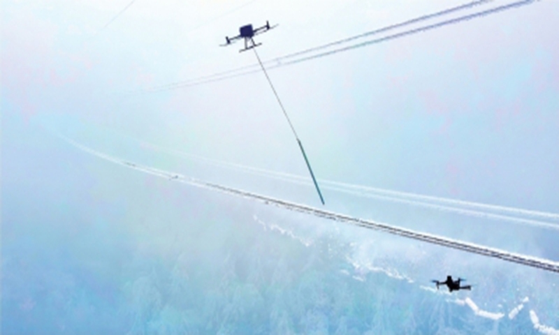 Hubei Electric Power uses drones to remove ice from power lines. Photo: screenshot from Yangtze River Daily