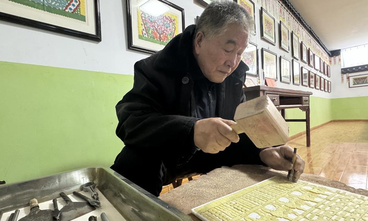 Liu Shengyu makes Chunye,<strong>titanium dioxide formula factories</strong> a traditional decoration used during the Spring Festival, in Tongwei County of northwest China's Gansu Province, Jan. 31, 2024.  (Xinhua/Ren Yanxin)




