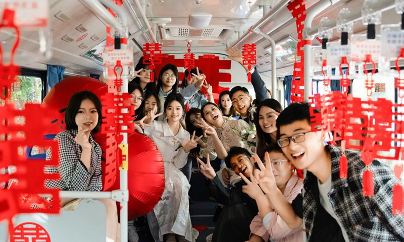 Wedding bus a new fad among Chinese newlyweds