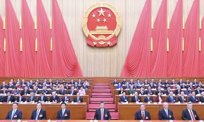 Xi Jinping e outros importantes líderes chineses assistem à reunião de encerramento da segunda sessão do 14º Congresso Nacional do Povo em 11 de março de 2024 no Grande Salão do Povo em Pequim. Foto: Xinhua