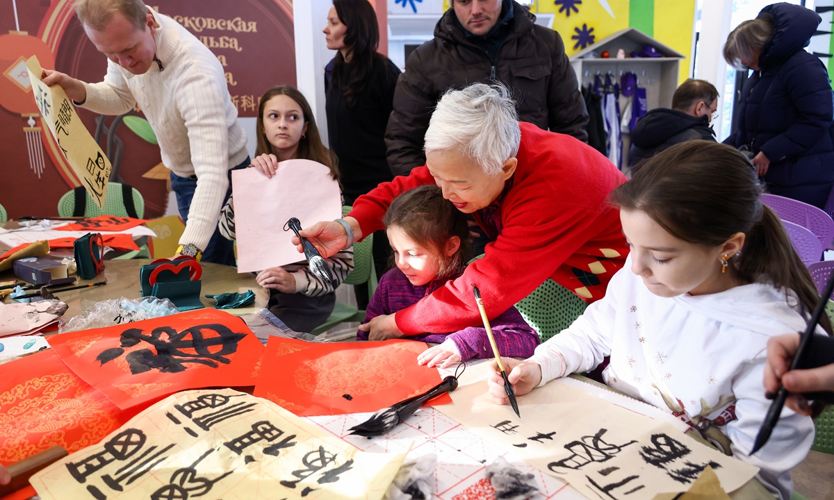 Left: People attend a calligraphy masterclass during a celebration of Chinese New Year in Moscow on February 10, 2024. Photo: VCG