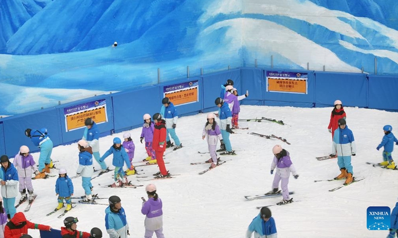 A drone photo taken on Feb. 16, 2024 shows people learning skiing at an indoor ice and snow park in Chongchuan District of Nantong City, east China's Jiangsu Province. In addition to following traditional customs, more and more Chinese people choose to enrich their life by spending the Spring Festival holiday in diversified and original ways. (Photo: Xinhua)