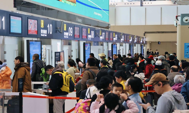  passengers are lining up for security check in Haikou Meilan International Airport. (Photo: Xinhua)